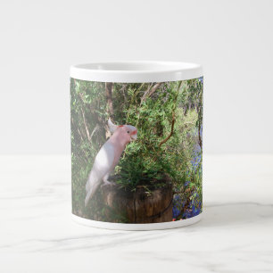 Ein rosa Mitchell-Kakadu auf einem Fass Jumbo-Tasse
