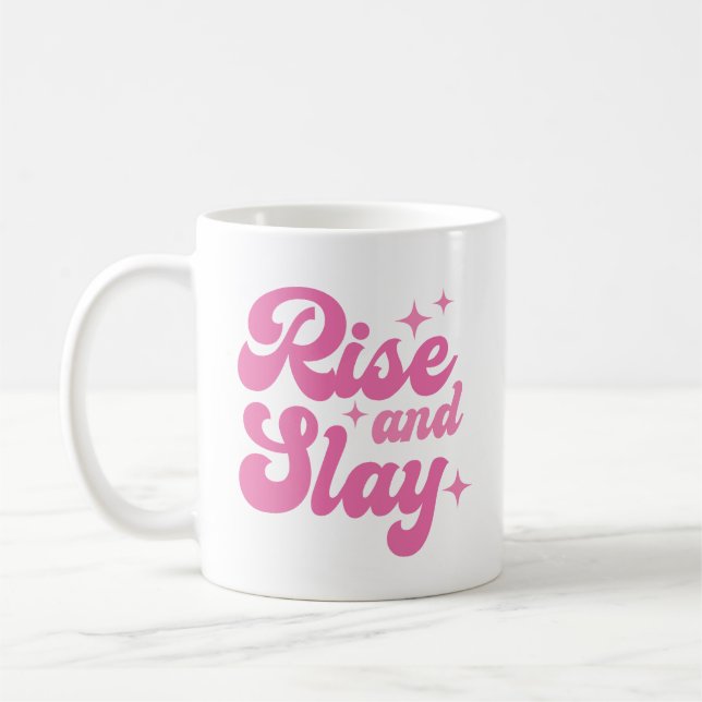 Ein rosa Retro-Aufstieg und ein Lagen Kaffeetasse (Links)