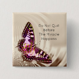 Ein rosa Schmetterling auf cremefarbenem Satin-Hin Button