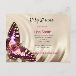 Ein rosa Schmetterling auf cremefarbenem Satin-Hin Einladungspostkarte