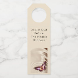 Ein rosa Schmetterling auf cremefarbenem Satin-Hin Flaschenanhänger