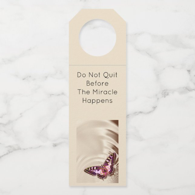 Ein rosa Schmetterling auf cremefarbenem Satin-Hin Flaschenanhänger (Vorderseite)