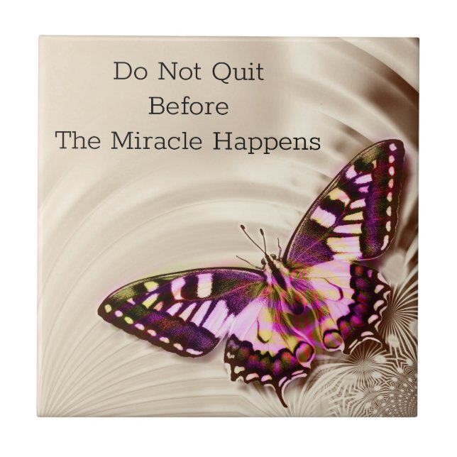 Ein rosa Schmetterling auf cremefarbenem Satin-Hin Fliese (Vorderseite)