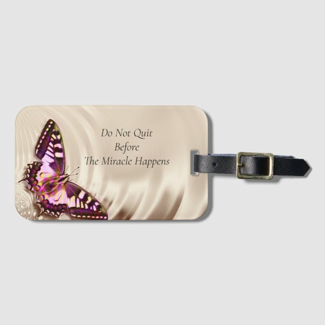 Ein rosa Schmetterling auf cremefarbenem Satin-Hin Gepäckanhänger (Vorderseite (Horizontal))