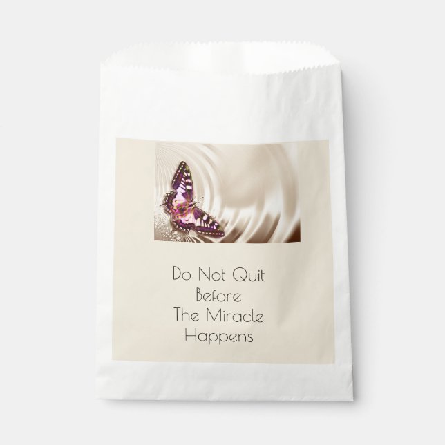 Ein rosa Schmetterling auf cremefarbenem Satin-Hin Geschenktütchen (Vorderseite)