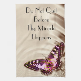 Ein rosa Schmetterling auf cremefarbenem Satin-Hin Geschirrtuch