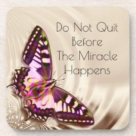 Ein rosa Schmetterling auf cremefarbenem Satin-Hin Getränkeuntersetzer