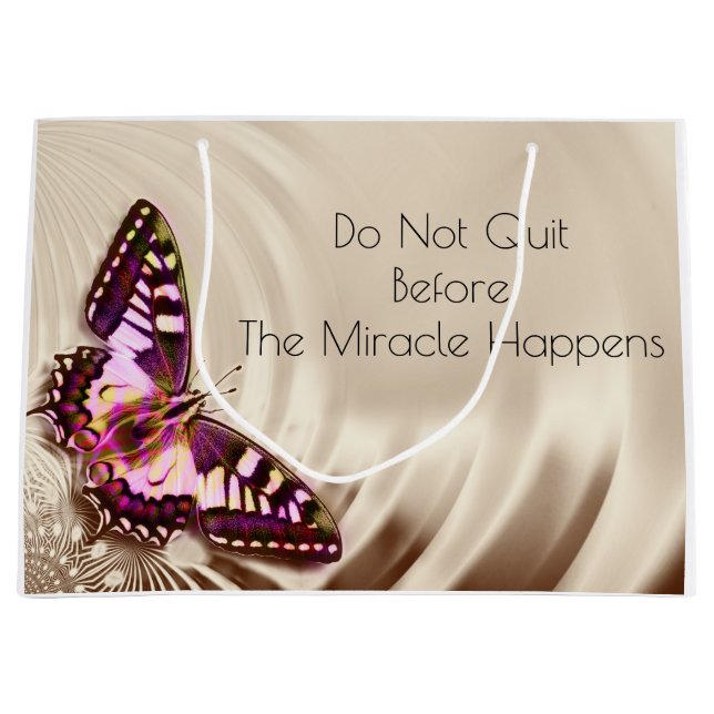 Ein rosa Schmetterling auf cremefarbenem Satin-Hin Große Geschenktüte (Vorderseite)