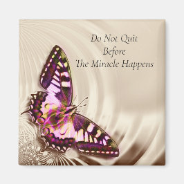 Ein rosa Schmetterling auf cremefarbenem Satin-Hin Magnet