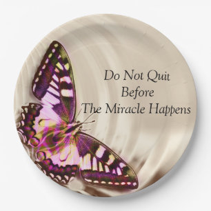 Ein rosa Schmetterling auf cremefarbenem Satin-Hin Pappteller