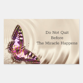 Ein rosa Schmetterling auf cremefarbenem Satin-Hin Rechteckiger Aufkleber