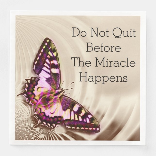 Ein rosa Schmetterling auf cremefarbenem Satin-Hin Serviette (Vorderseite)