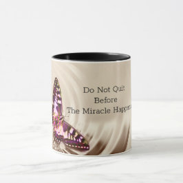 Ein rosa Schmetterling auf cremefarbenem Satin-Hin Tasse