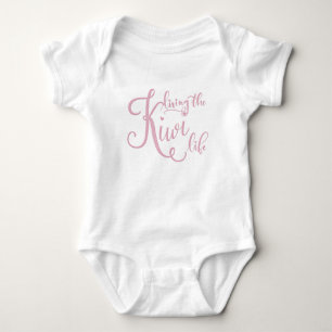 Ein rosa und weiß lebender Kiwi Life Baby Body Anz Strampler