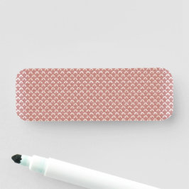 ein rosa und weißer Hintergrund mit einem Muster Namensschild