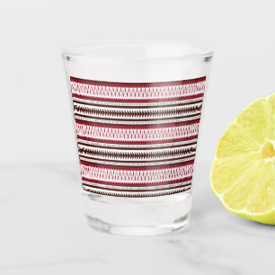 ein rot-weiß gestreiftes Muster Schnapsglas