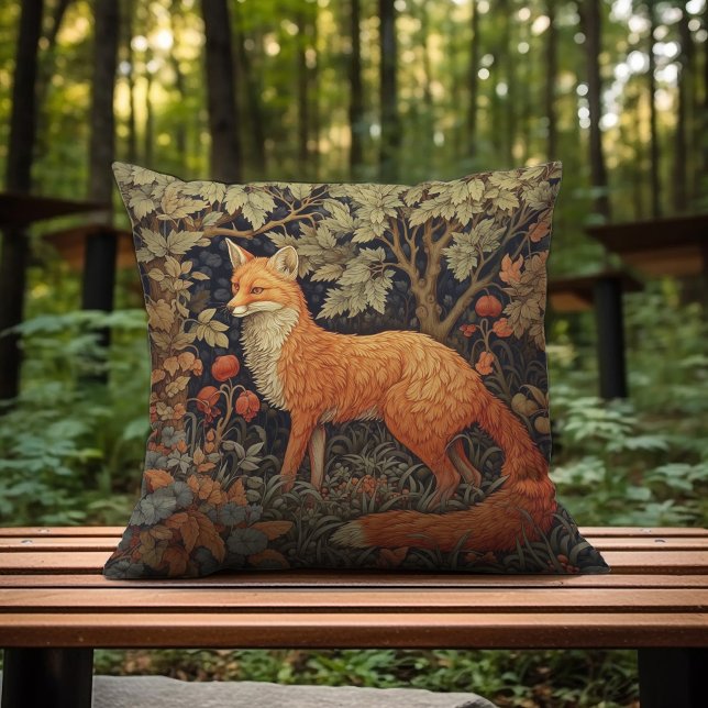 Ein roter Fuchs auf der Jagd Kissen (Von Creator hochgeladen)