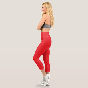 ein roter Hintergrund mit weißem Rand Capri Leggings