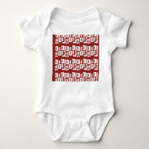 Ein roter Teppich mit einem textilen Muster wird a Baby Strampler