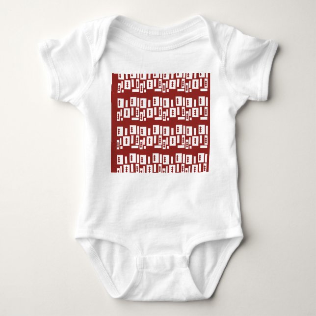 Ein roter Teppich mit einem textilen Muster wird a Baby Strampler (Vorderseite)