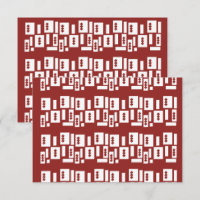 Ein roter Teppich mit einem textilen Muster wird a