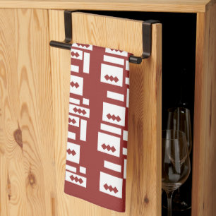 Ein roter Teppich mit einem textilen Muster wird a Geschirrtuch
