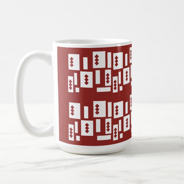 Ein roter Teppich mit einem textilen Muster wird a Kaffeetasse (Links)