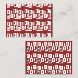 Ein roter Teppich mit einem textilen Muster wird a Platzkarte