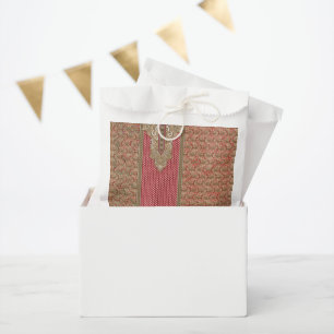 ein roter und beigefarbener Teppich mit Goldrahmen Geschenktütchen