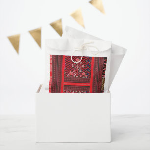 ein rotes und schwarzes Bild mit einem roten Herz Geschenktütchen