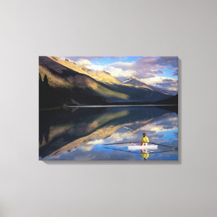 Ein Ruderer auf dem Banff Lake in Kanada MR) Leinwanddruck