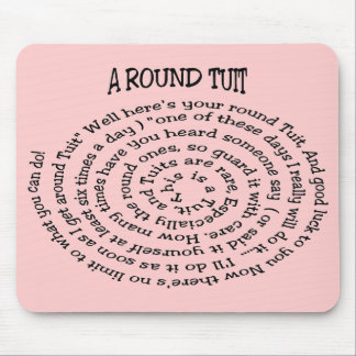 Ein runder Tuit mit rosa Mousepad