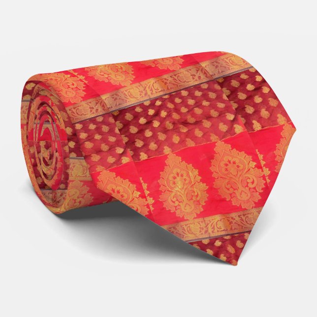 Ein Sari-Krawatten-Rot und Gold fügten Gewebe Krawatte (Gerollt)