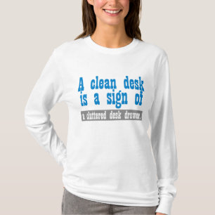 Ein sauberer Schreibtisch ist ein Zeichen eines T-Shirt