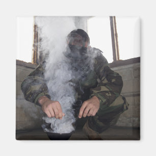 Ein Schiff füllt die Gaskammer mit mehr CS Gas Magnet