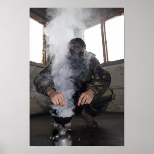 Ein Schiff füllt die Gaskammer mit mehr CS Gas Poster