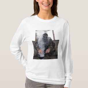 Ein Schiff füllt die Gaskammer mit mehr CS Gas T-Shirt