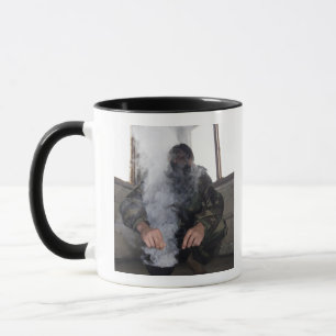 Ein Schiff füllt die Gaskammer mit mehr CS Gas Tasse