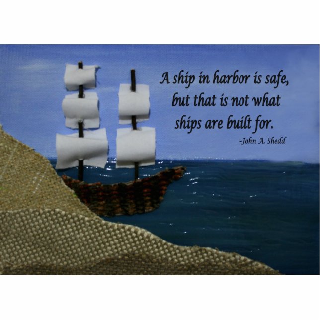 Ein Schiff im Hafen ist sicher Freistehende Fotoskulptur (Vorne)