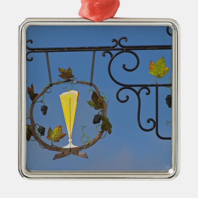 Ein Schild aus Schmiedeeisen, das das Thema illust Ornament Aus Metall (Vorne)