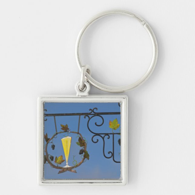 Ein Schild aus Schmiedeeisen, das das Thema illust Schlüsselanhänger (Vorne)