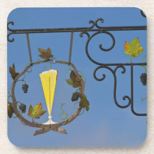 Ein Schild aus Schmiedeeisen, das das Thema illust Untersetzer