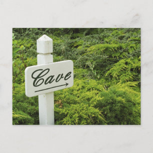 Ein Schild, das auf den Weinkeller (Höhle) hinweis Postkarte