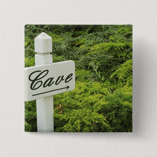 Ein Schild, das auf den Weinkeller (Höhle) in Button (Vorderseite)