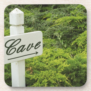Ein Schild, das auf den Weinkeller (Höhle) in Untersetzer