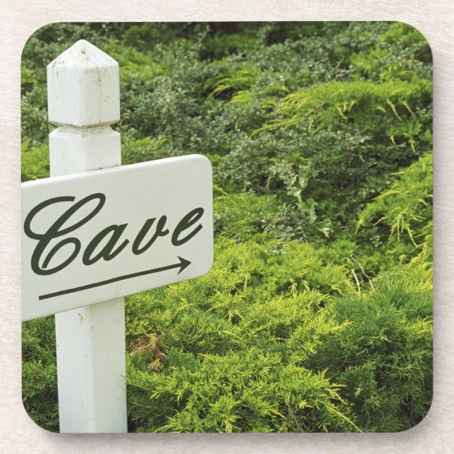 Ein Schild, das auf den Weinkeller (Höhle) in Untersetzer (Vorderseite)