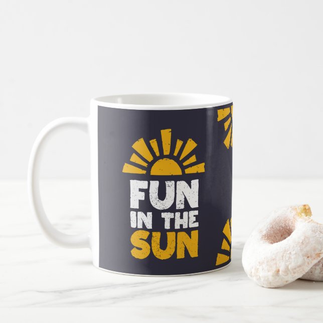 Ein Schild, das Spaß an der Sonne sagt Kaffeetasse (Mit Donut)