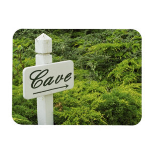 Ein Schild, das zum Weinkeller (Cave) zeigt in Magnet