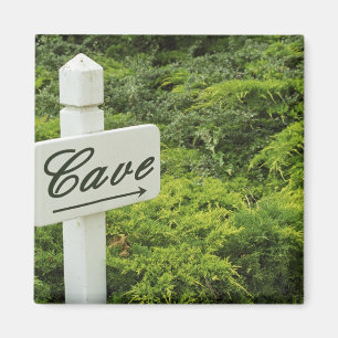 Ein Schild, das zum Weinkeller (Cave) zeigt in Magnet