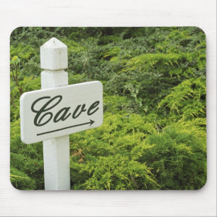 Ein Schild, das zum Weinkeller (Cave) zeigt in Mousepad